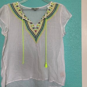 Decree Embroidered White Top - size Large